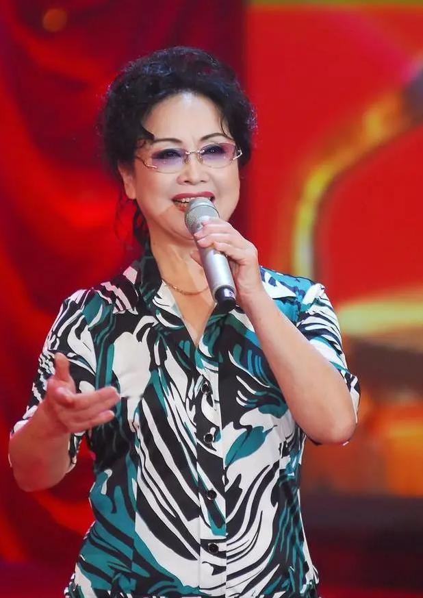 歌唱家，李谷一说，难忘今宵这首歌，春晚多少年，它就可以说唱了多少年，第二届春晚就
