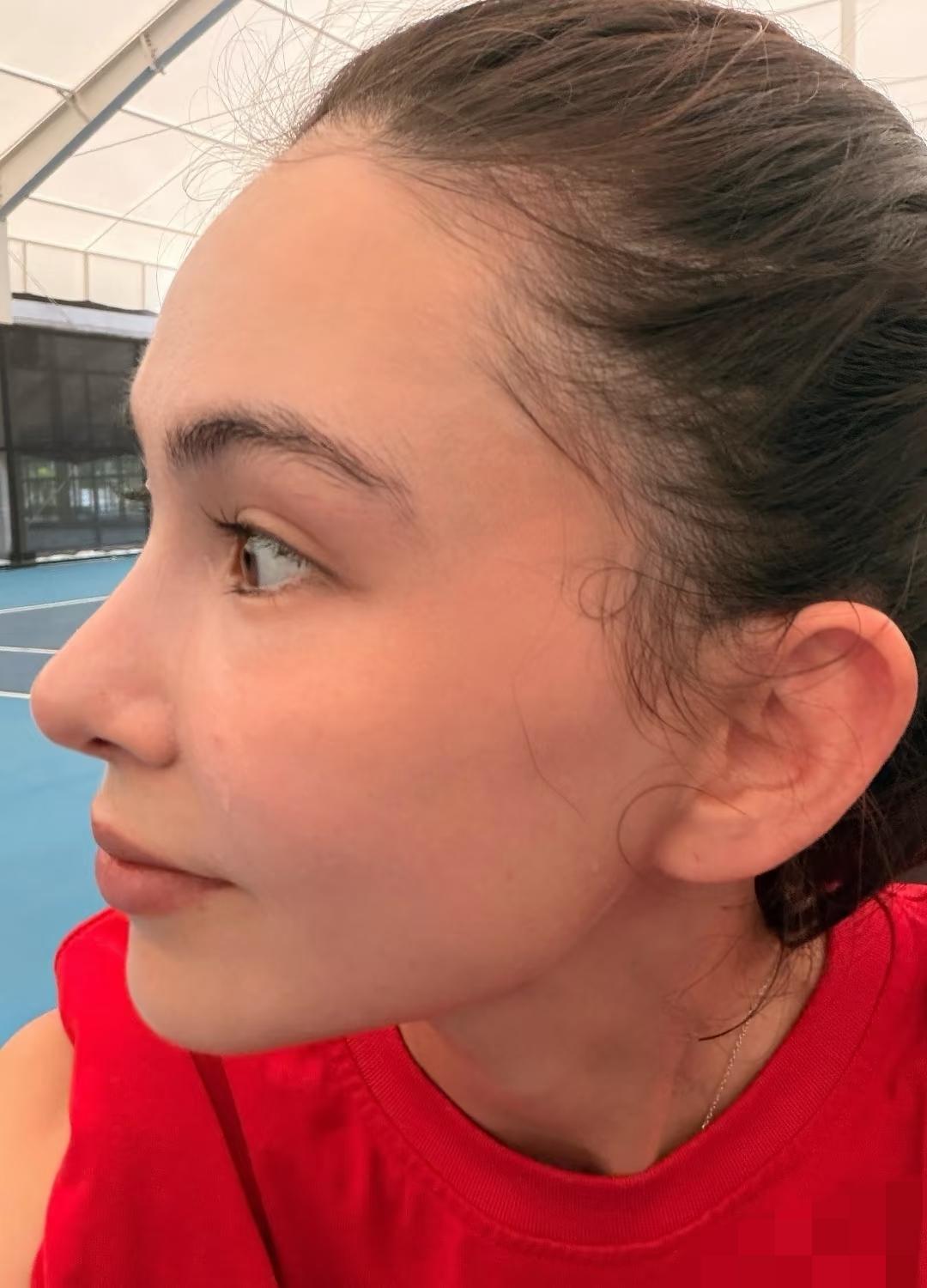 4月17日，昆凌现身广西南宁打网球，怼脸拍一看就是混血儿，皮肤状态还可以，只是有