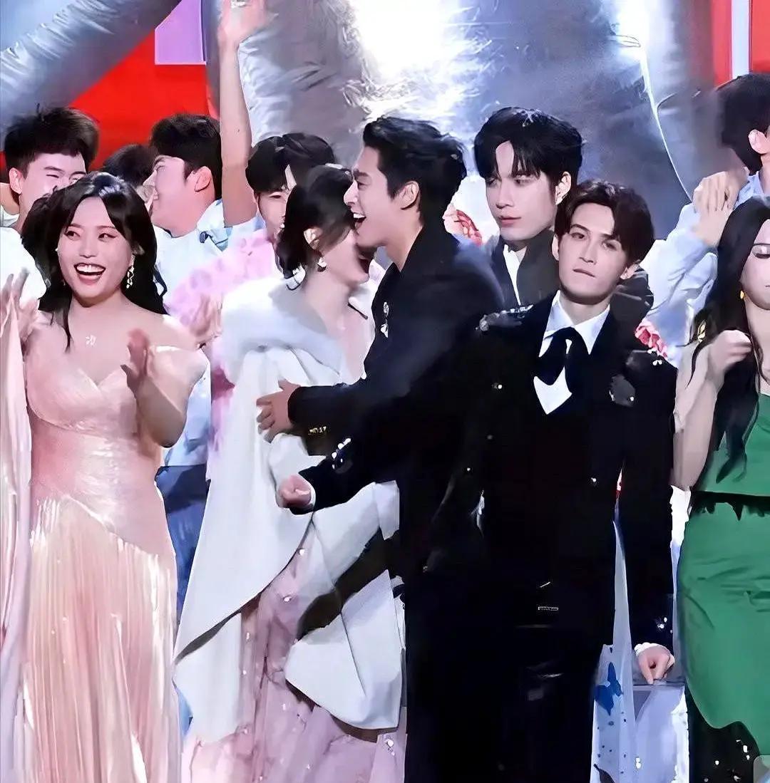 王鹤棣和孟子义同框一次，节目招商额就能涨15%？
这哪是综艺，这是印钞机啊！
谁