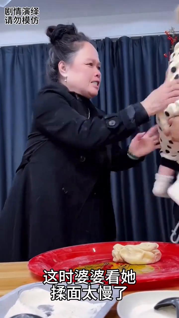 儿媳妇学做饭时婆婆一直盯着她，下一秒发生的事太无奈了。
儿媳妇学着去做饭，旁边婆