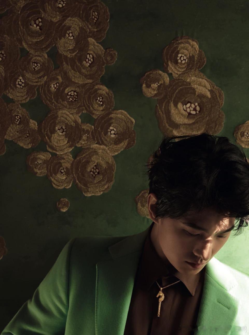 杨洋是真不拿我当外人睡衣松弛、西装贵气、皮衣撩人，每套都戳我，这颜值身材，不付费