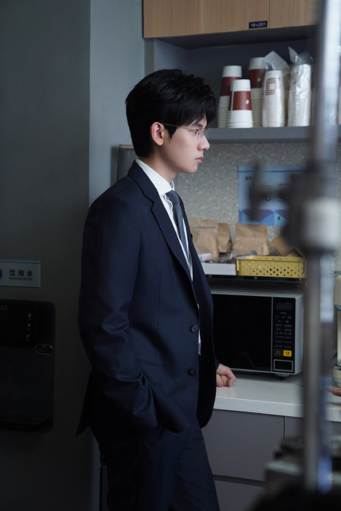 胡先煦重构清晰轮廓胡先煦《即刻上场》最新剧照来啦！走出熟悉秩序的生活，重构清晰轮