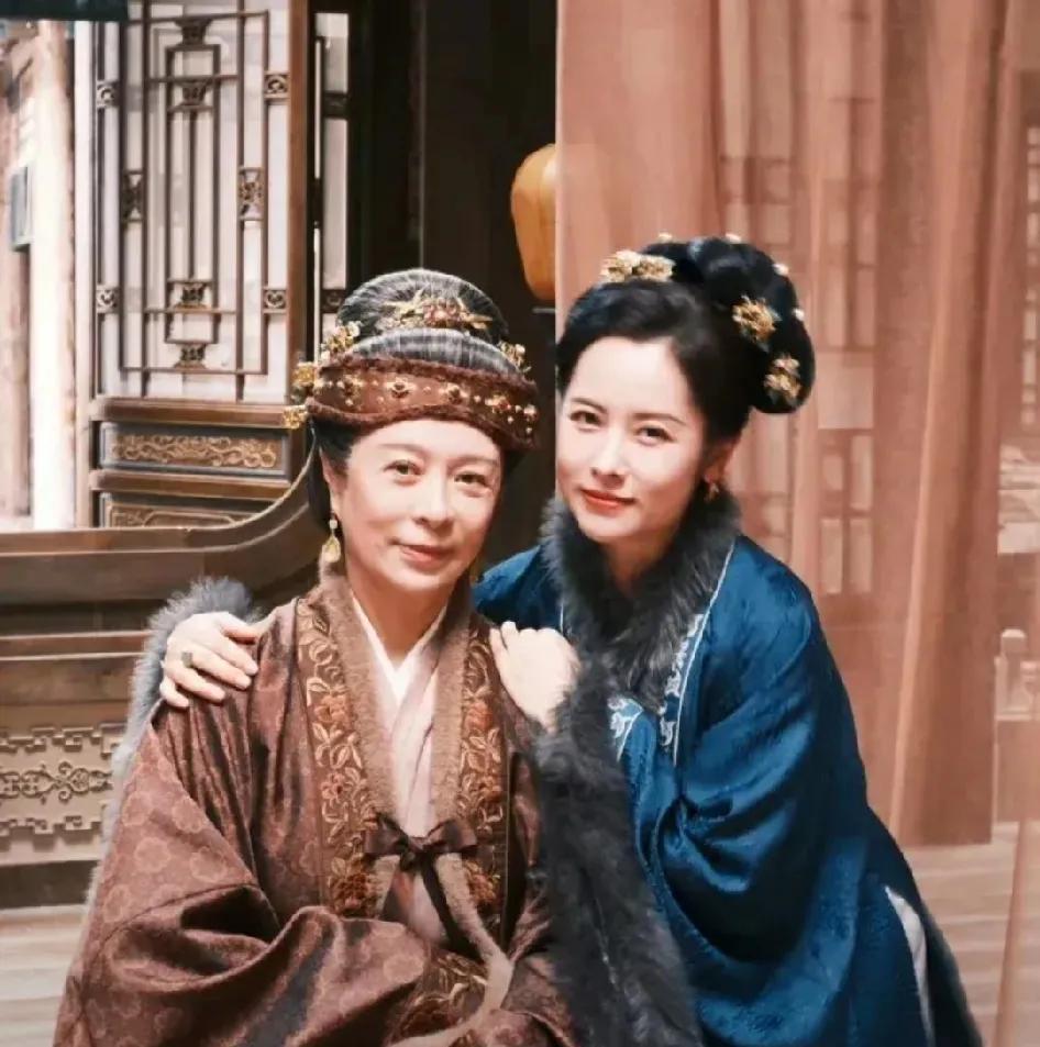 杨明娜古装造型真好看
给人一种很大气的美
不失雅韵，看一眼就喜欢
对了，她旁边的