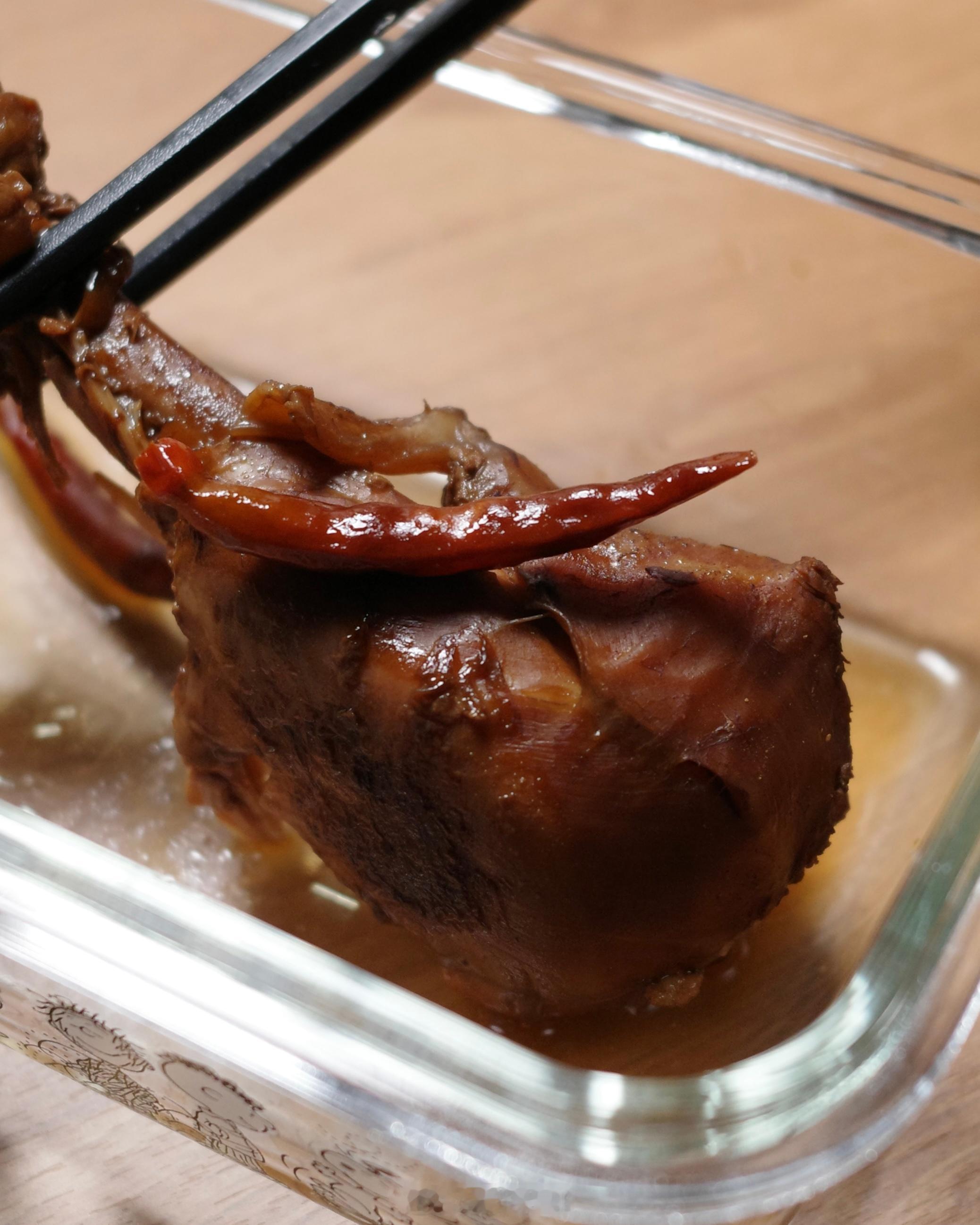 太离谱了。由于本人卤的鸡腿太香，香香辣辣的，本来多卤了两只明天吃，结果刚装进饭盒