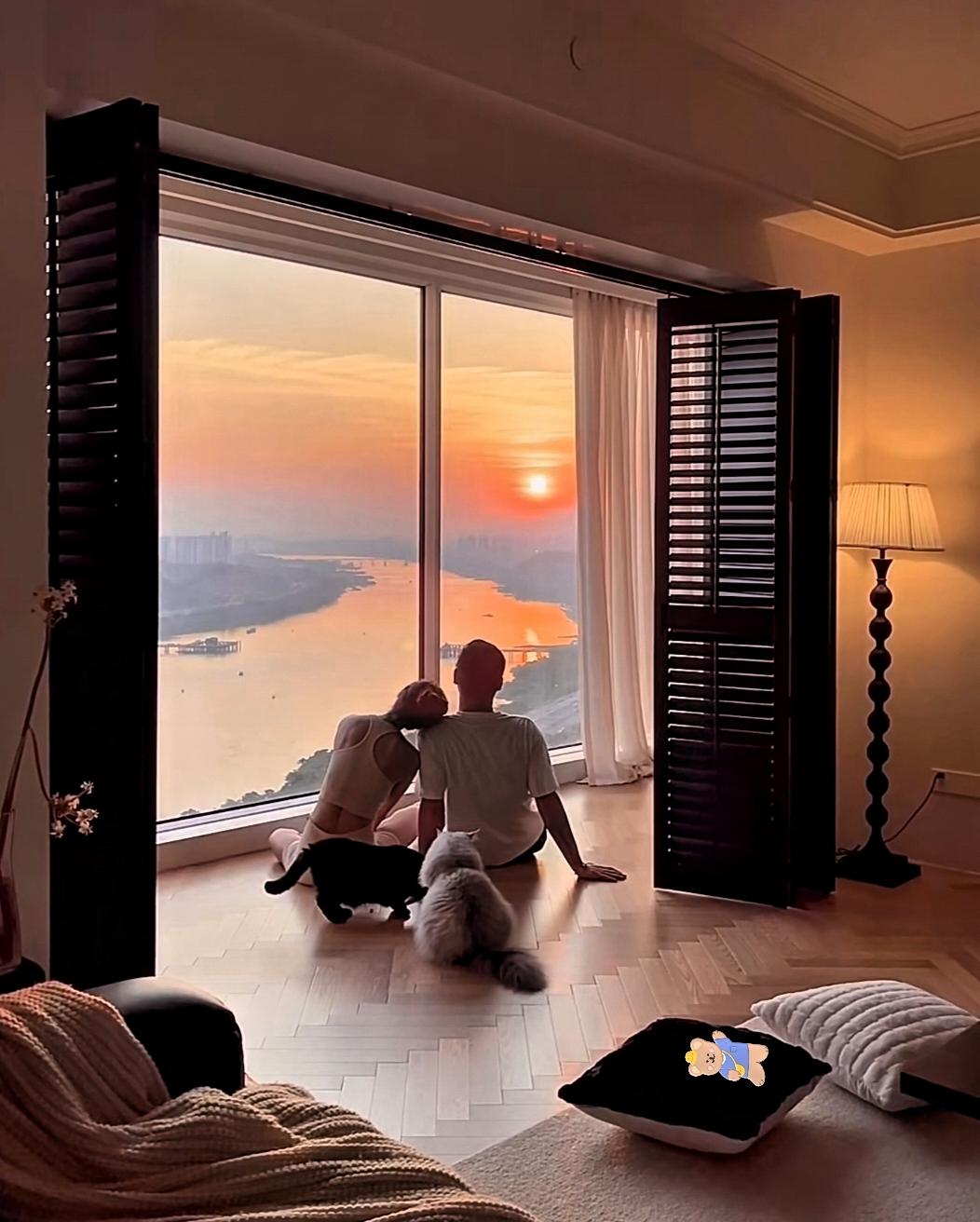 婚姻的经营，从不是追着“永远热烈”的幻象，而是在平淡岁月里守住彼此的温度。

我