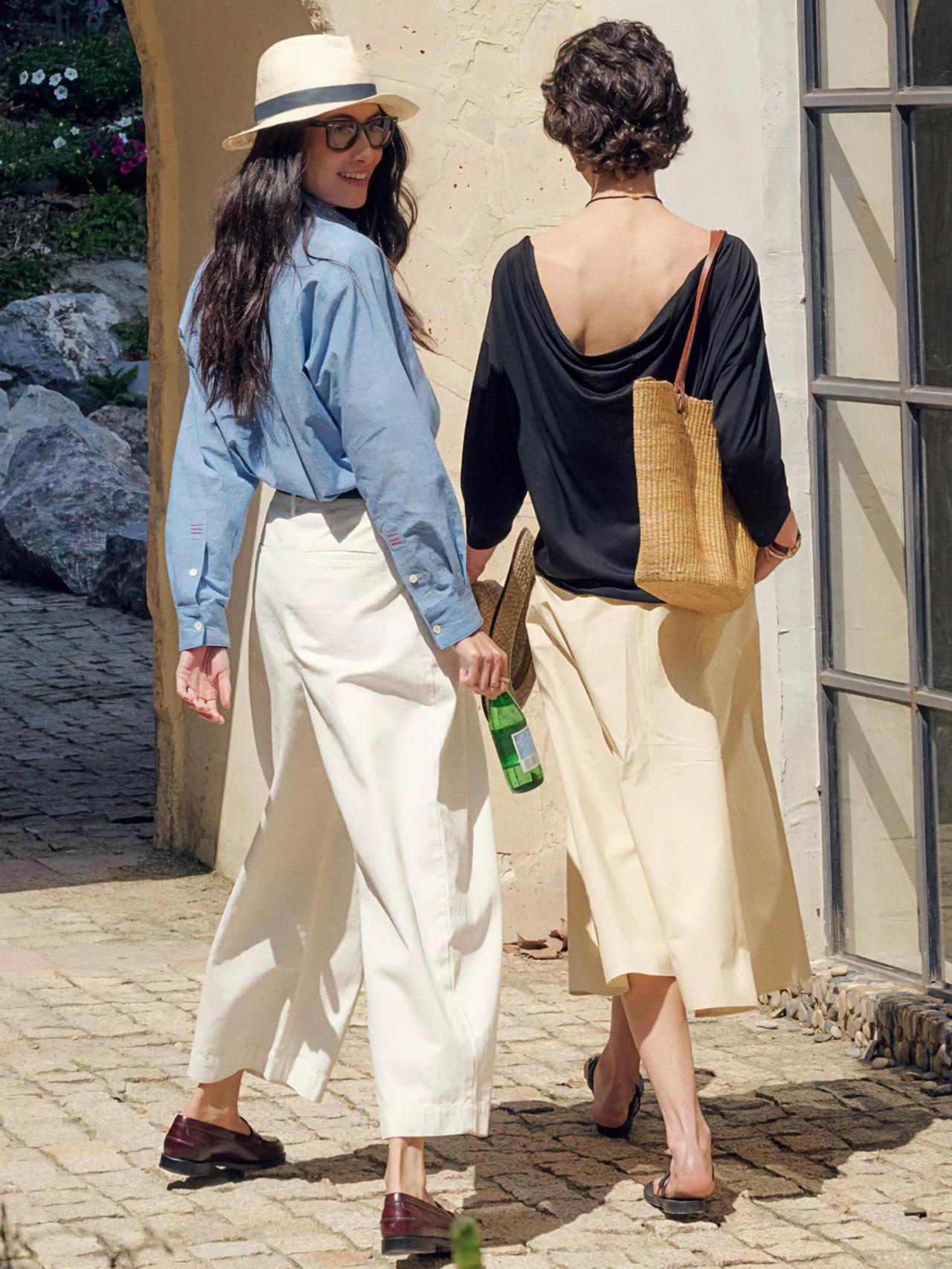 松弛又浪漫，这样的穿搭超美！
浅蓝衬衫配卡其半裙，白无袖搭棕短裤，或是亮色块撞出