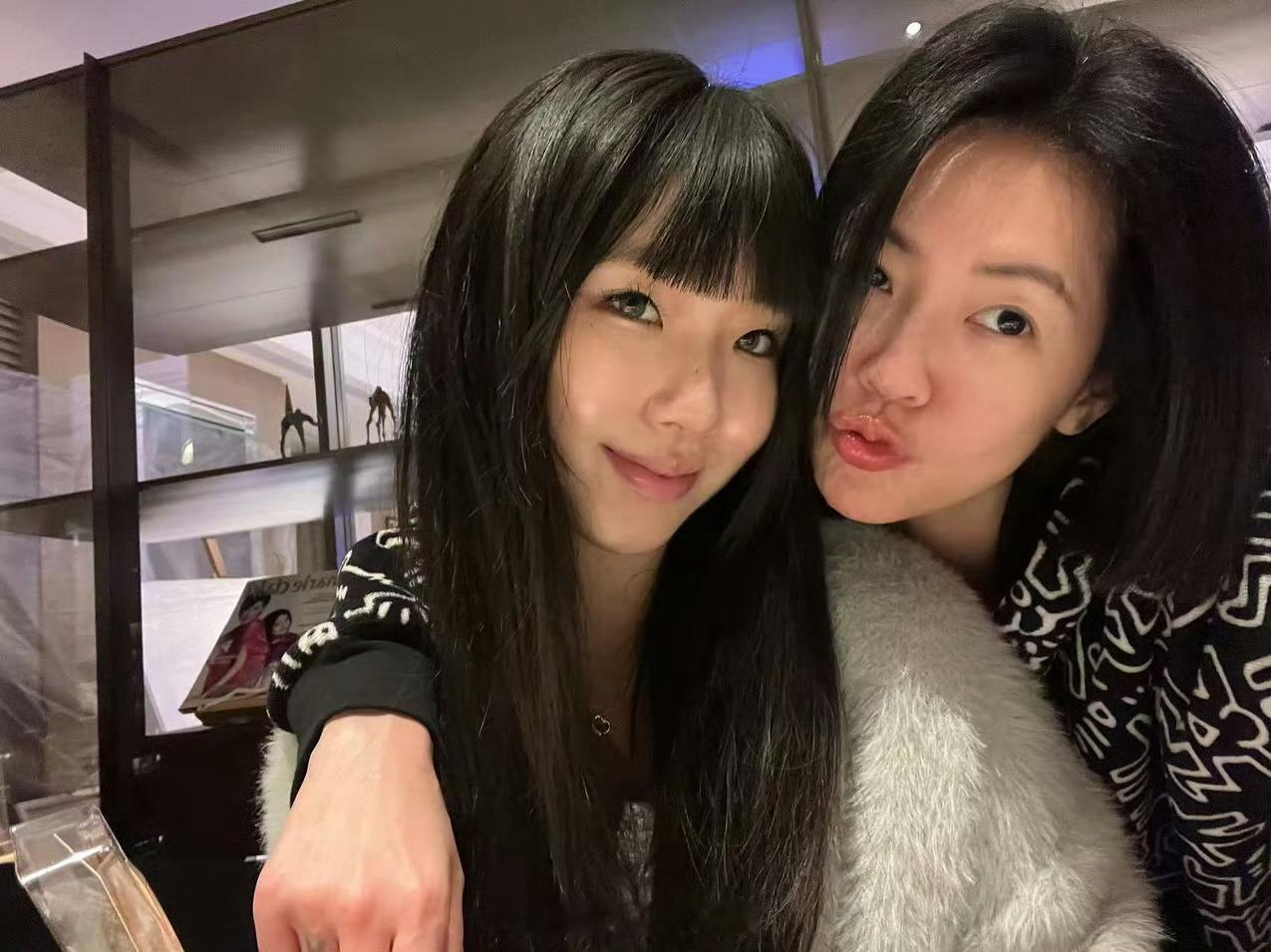 小S大女儿Elly放假回家  小S晒与大女儿圣诞合照 Elly放假回家，小S晒合