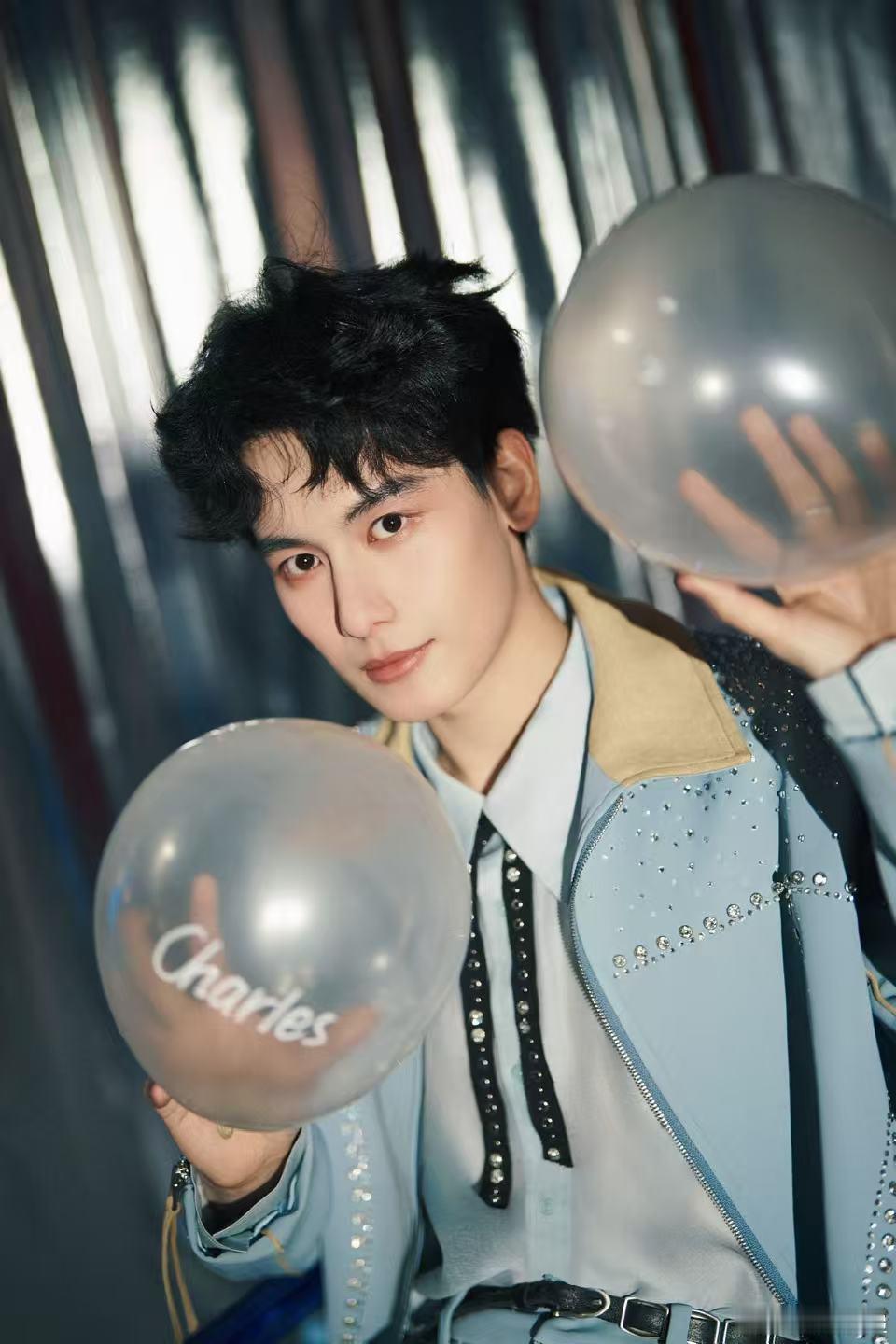 胡先煦星光冰蓝造型胡先煦冰蓝闪钻套装 冰蓝套装+可爱卷毛双重暴击，谁看了不喊一句