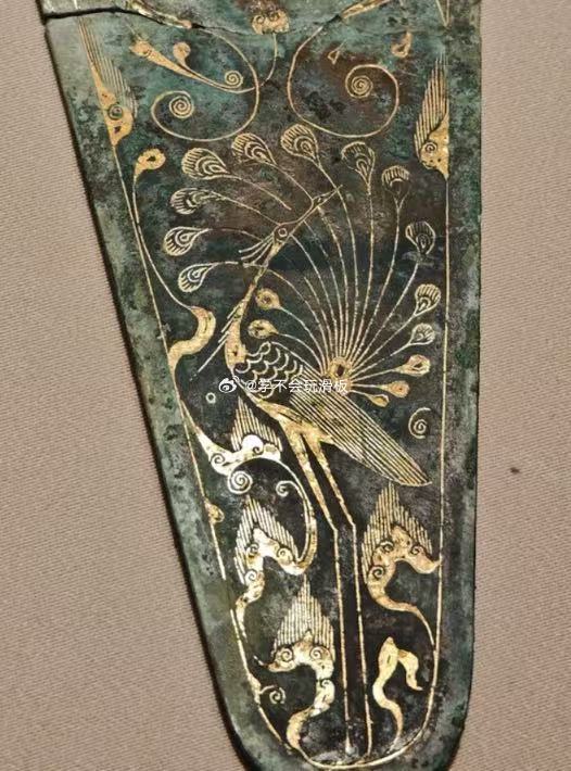 青铜器为什么叫吉金青铜器出厂皮肤是金色你知道吗？我们今天看到的青绿色青铜器，其实