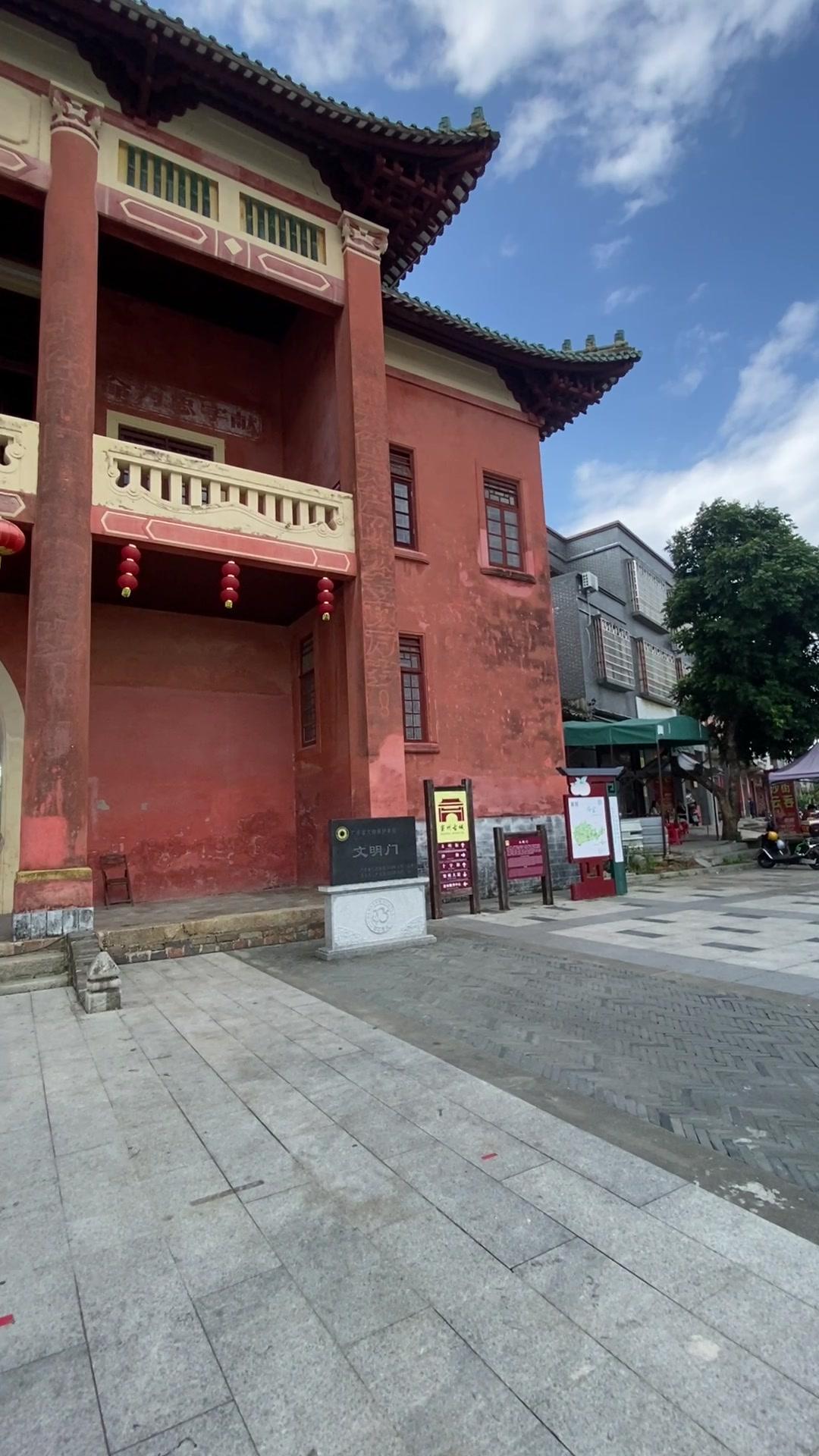 1️⃣窦州古城的清晨，阳光洒在青石板路上，耳边传来古风音乐，瞬间穿越回旧时光。走