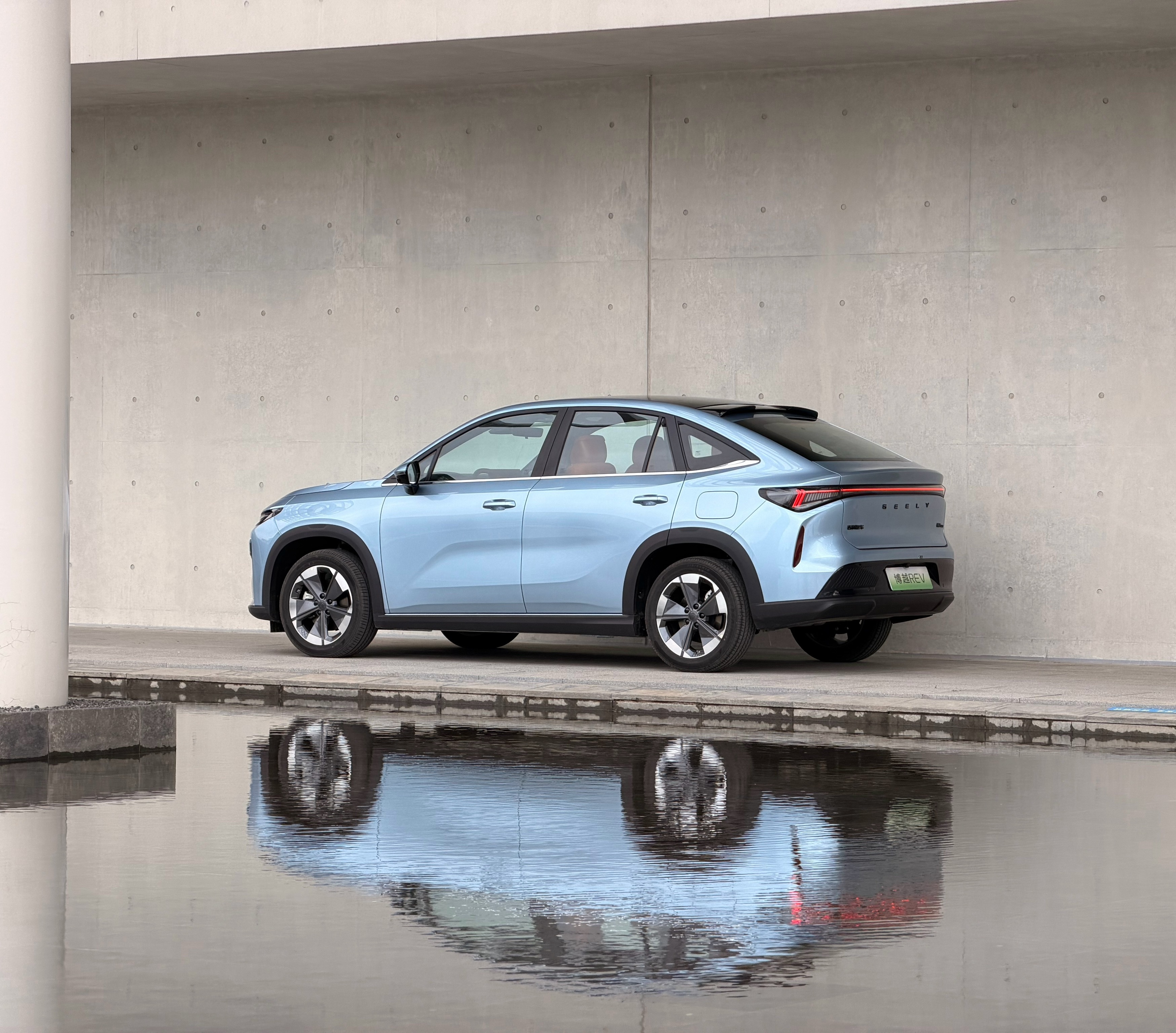 随手给吉利博越REV拍了两张照片，你们觉得拍的怎么样