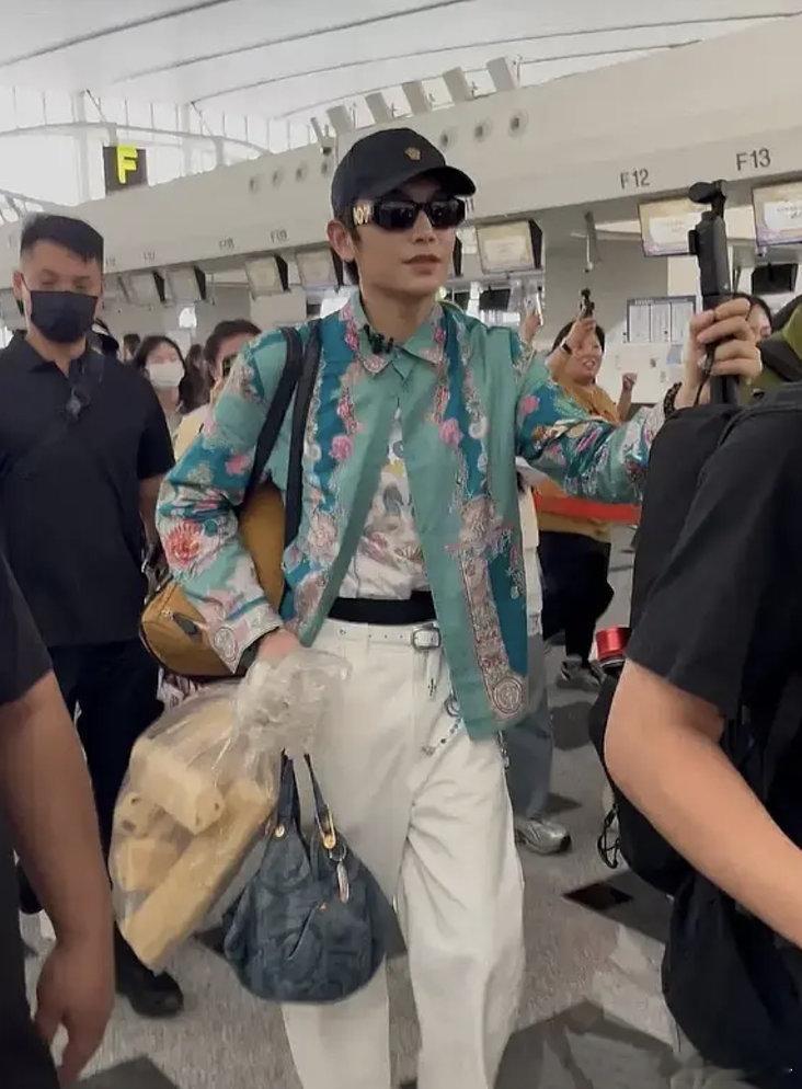 松弛的小丁，大包小包的去赶集啊？ ​​​