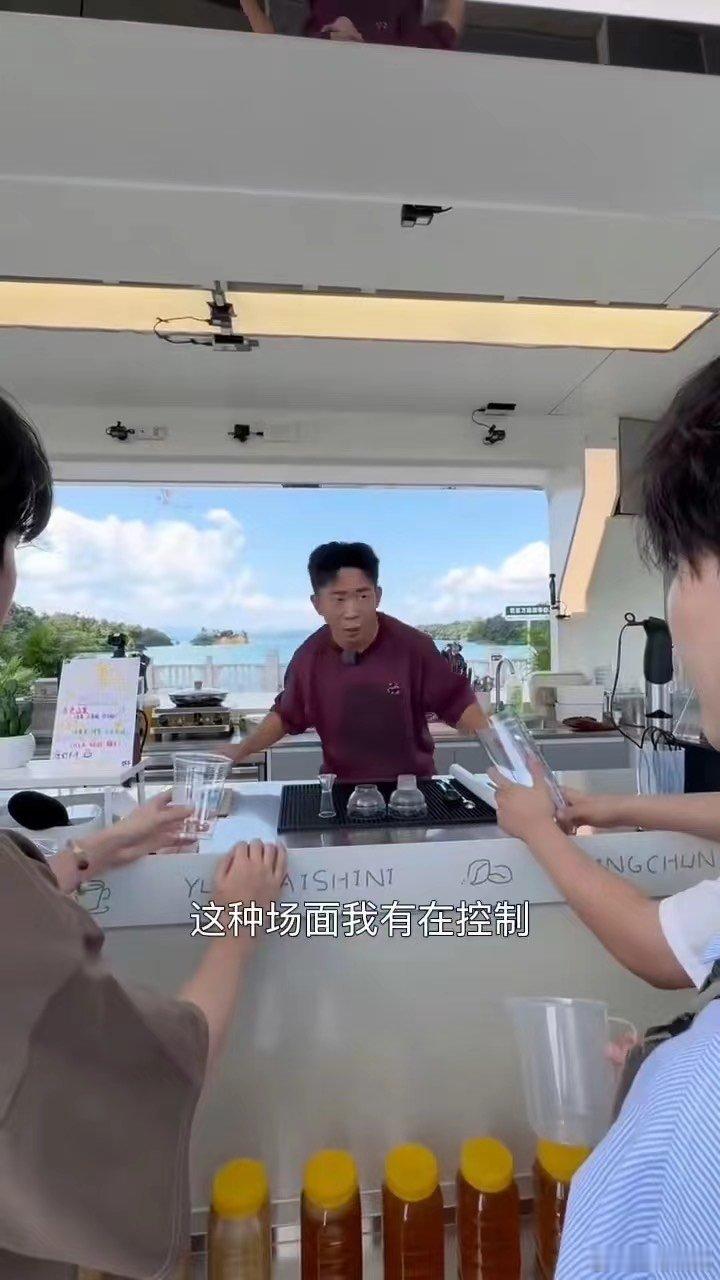 杨迪模仿鸡排哥 看到杨迪模仿鸡排哥的小动作的时候，真的是太有意思了吧，连说话的语