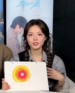 赵今麦灵魂画手赵今麦简直灵魂画手，赵今麦直播画小恐龙，侧脸和男主一模一样，太专注