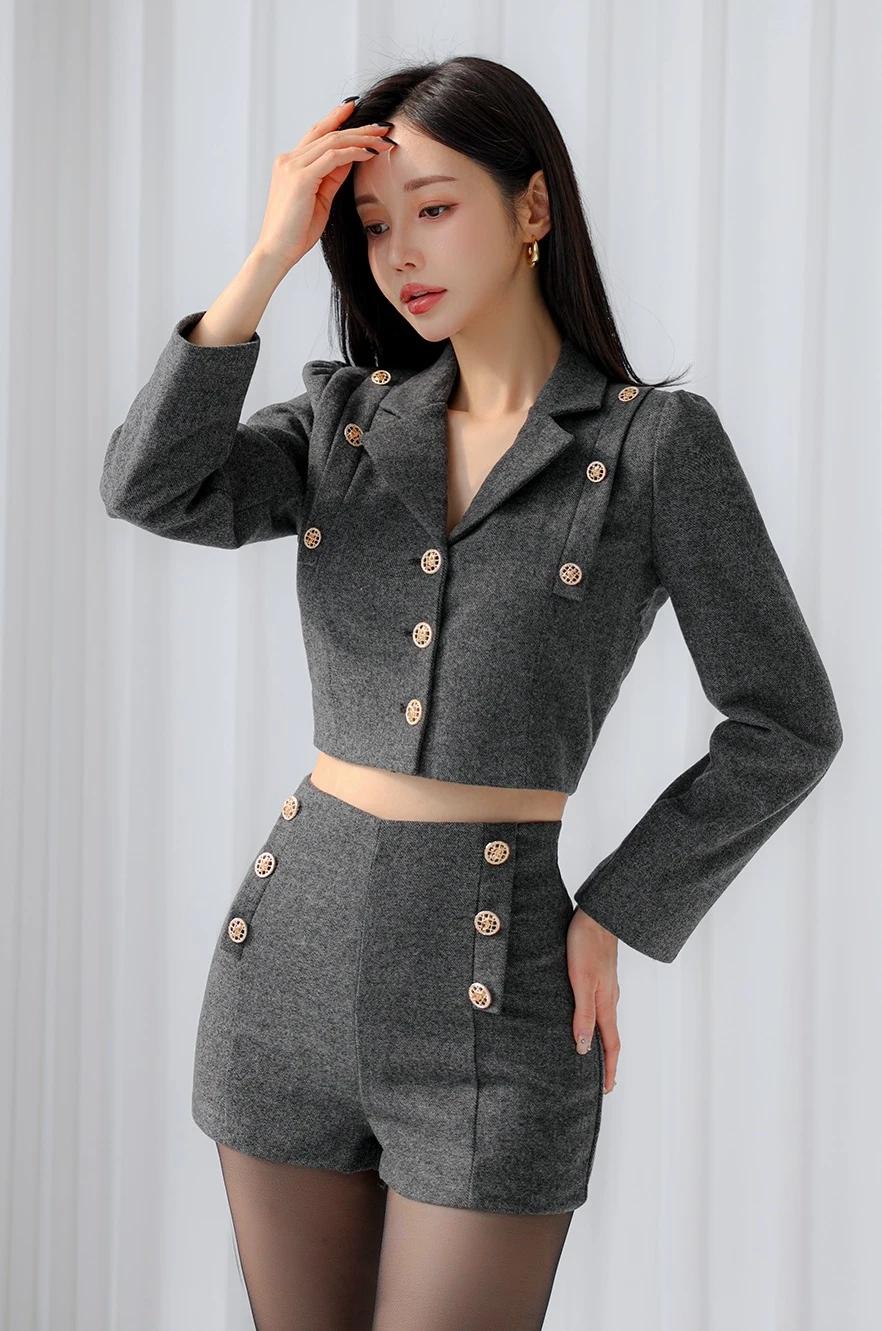 孙允珠这灰色双排扣短外套配高腰短裤的穿搭，简直绝了！灰色双排扣短外套自带高级感，