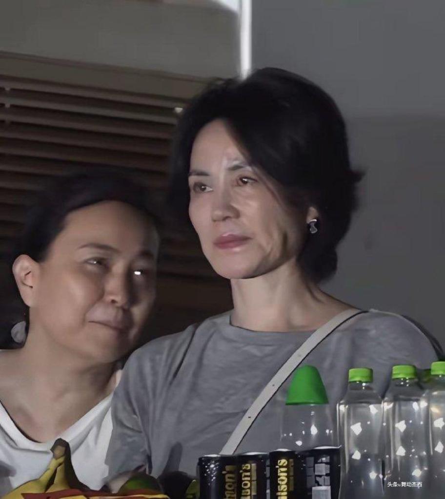 为什么演员、歌星衰老得很快？
其实演员歌手比正常人衰老还要快，表演深情的音乐和戏