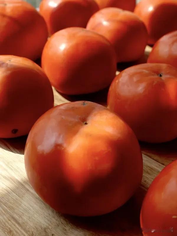 西红柿，这个名字到了不同地方就变了样。在我老家，人们管它叫“洋柿子”——一个“洋