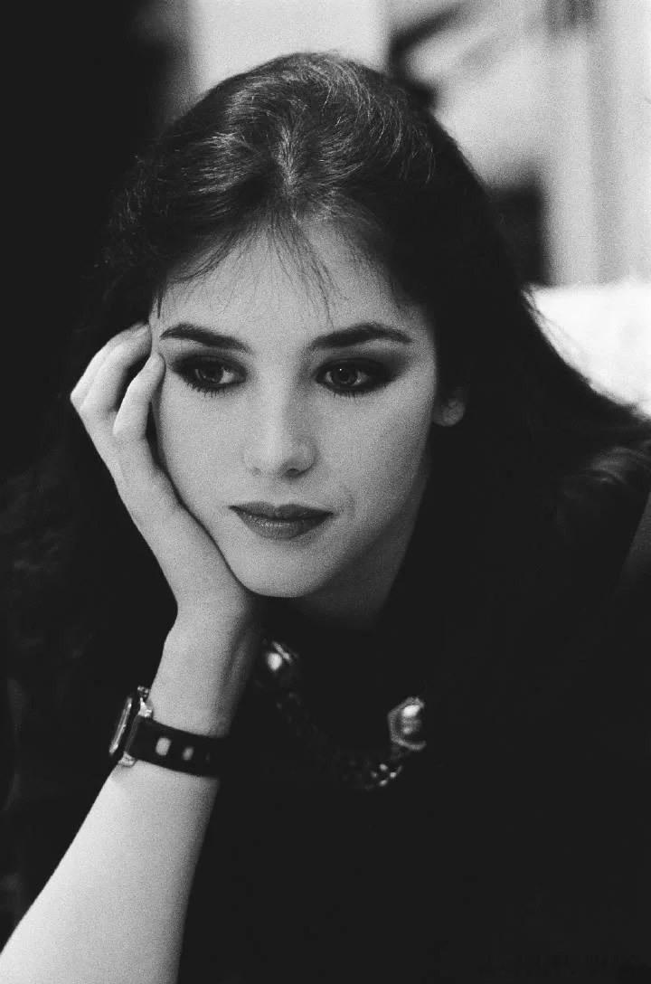 1977年，22岁的伊莎贝尔·阿佳妮文汇报对她的评价：她美得不可方物，一双眼睛纯