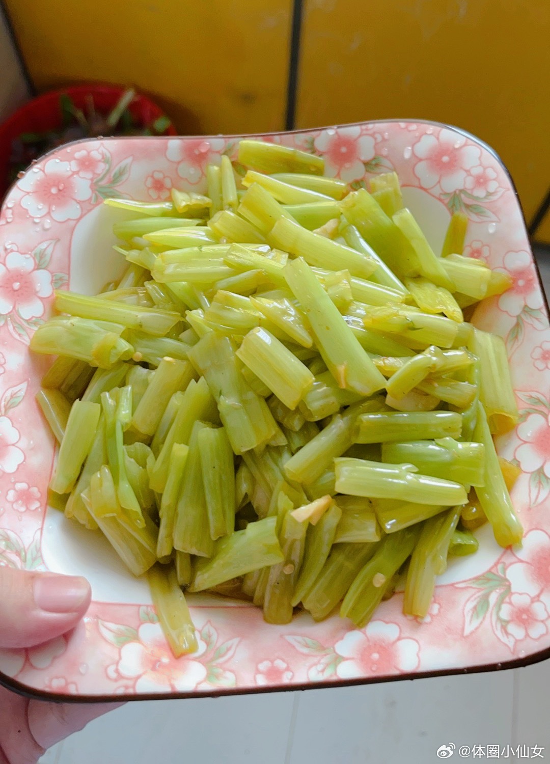 要是没什么胃口，你就来试试这道，酸辣空心菜梗，酸酸辣辣的很开胃，记得多煮点粥！ 