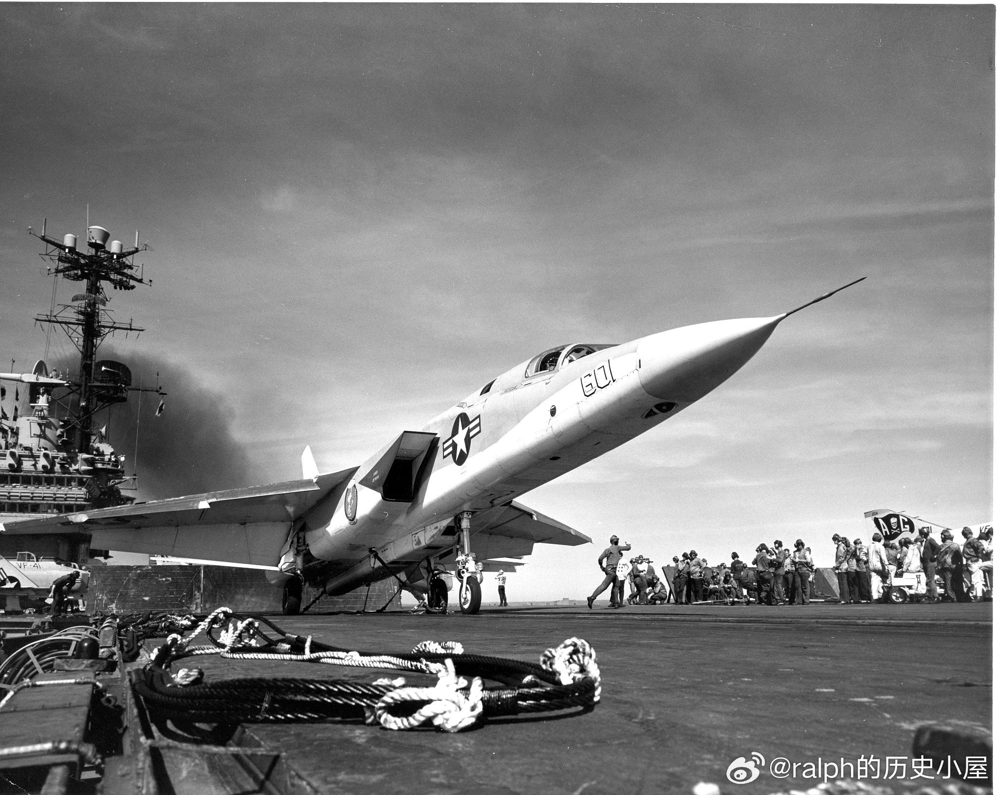 1965年9月1架RA-5C从从独立号航空母舰的右舷弹射器上发射升空，在越南上空