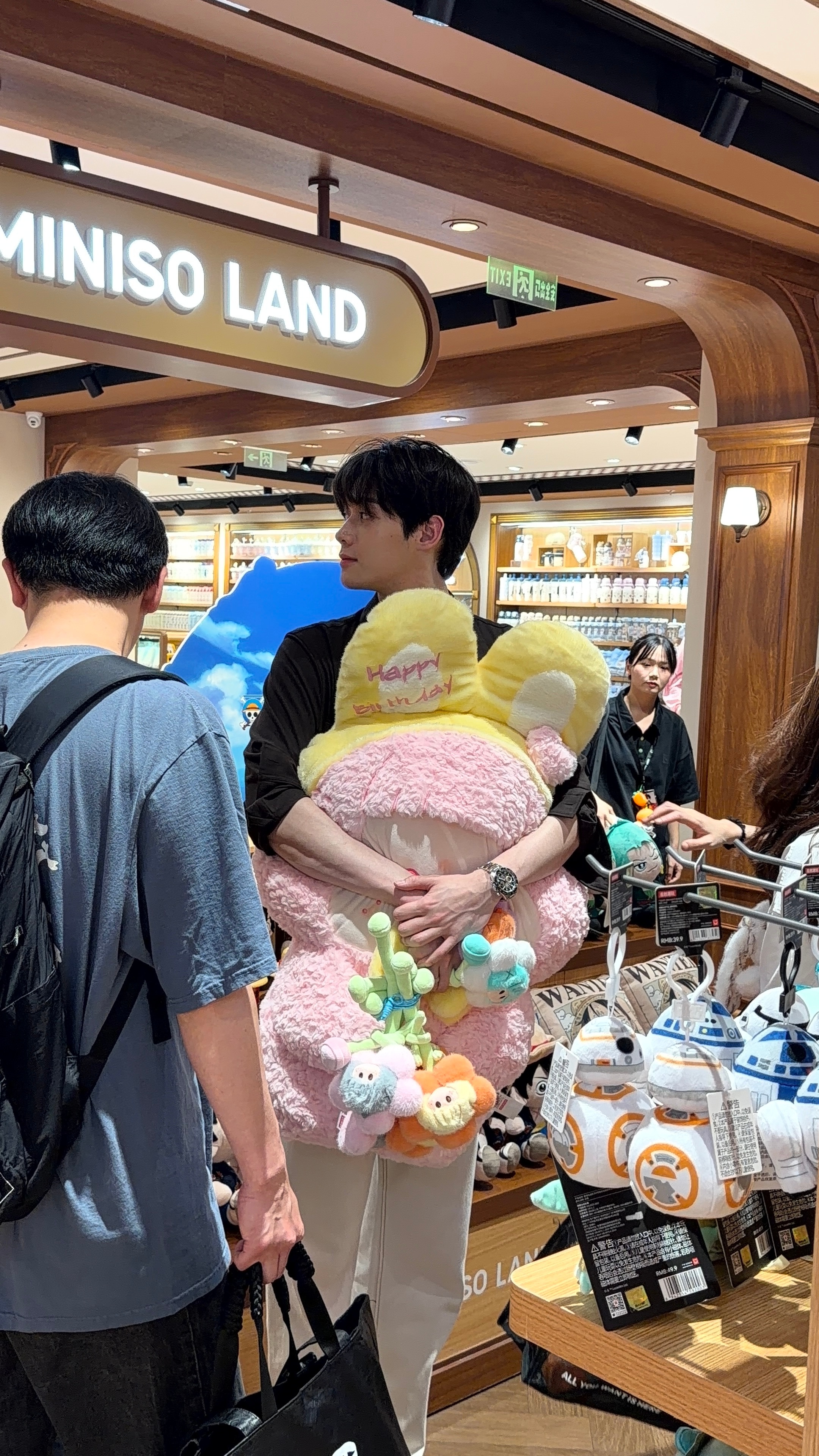 金允植现身上海 万万没有想到，金允植来上海，会在MINISO和YOYO兔子上演浪