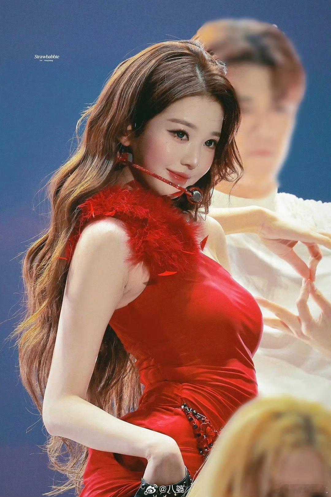 张元英 镜头是在防爆吧？毕竟她是团里最火的 