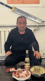 大哥一看就知道，
是个经常喝的人。
这酒量海量了。