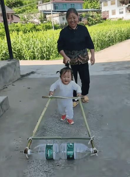 贵州遵义，奶奶弯腰扶着宝宝练习走路。没想到，爷爷灵机一动，就地取材，给宝宝做了一