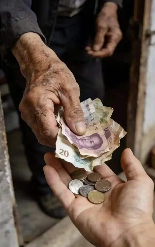 我父亲一辈子要强，从来没有向人低头求过情。借钱的事情，今生只有一次，他哭了，哭得