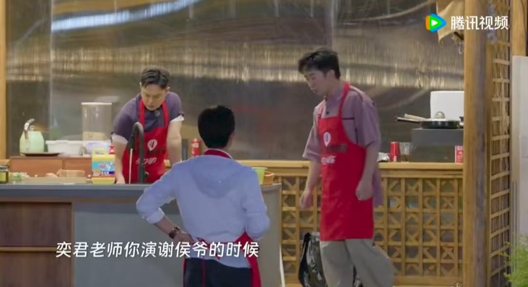 刘奕君复盘琅琊榜谢玉朋友请吃饭 等饭时杨迪和刘奕君聊《琅琊榜》，刘奕君说演谢玉是