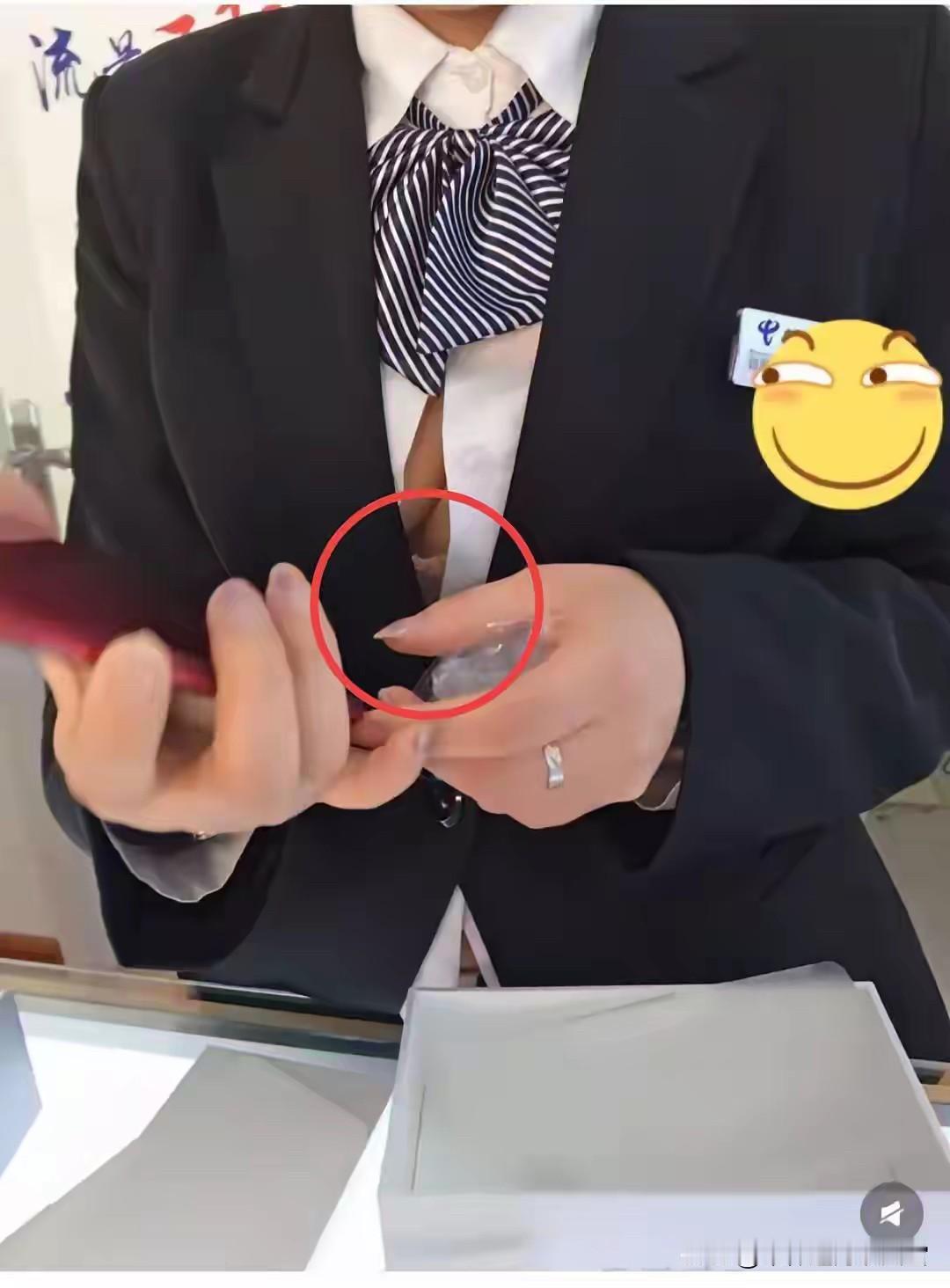 移动用了十几年了，太坑人……

下午去办张电信卡，小姐姐服务态度好的很，还没等我