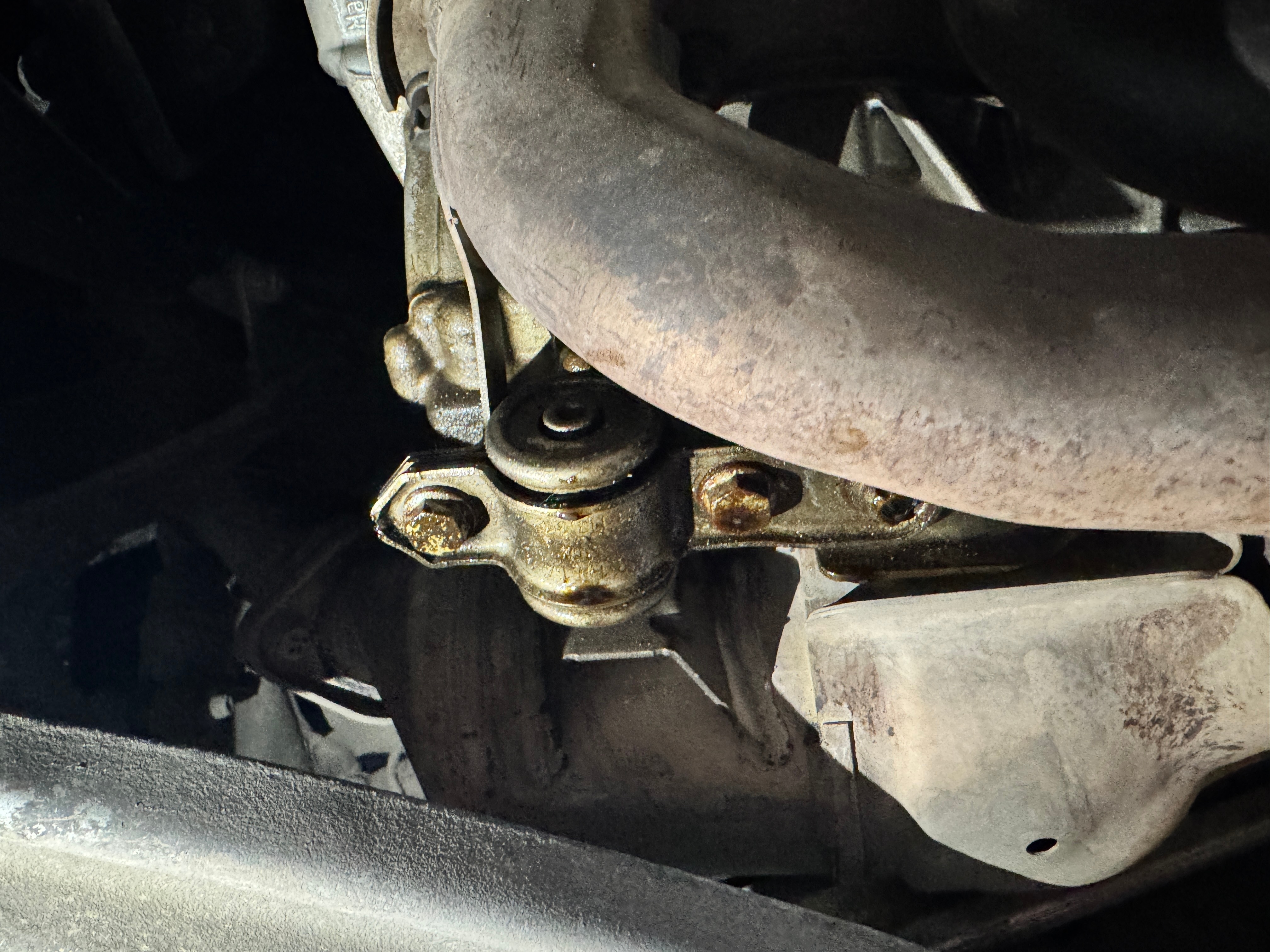 纯正德味儿第一步，发动机该渗油的渗油，该漏油的漏油