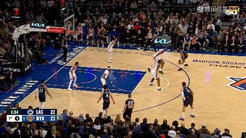 快船球星哈登堪称后撤步三分之神！在今天快船客场挑战尼克斯的比赛中，当时比赛进行到