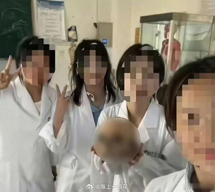 大体老师被这样对待谁还愿捐献近期侮辱大体老师事件令人痛心，连逝者尊严都无法守护，
