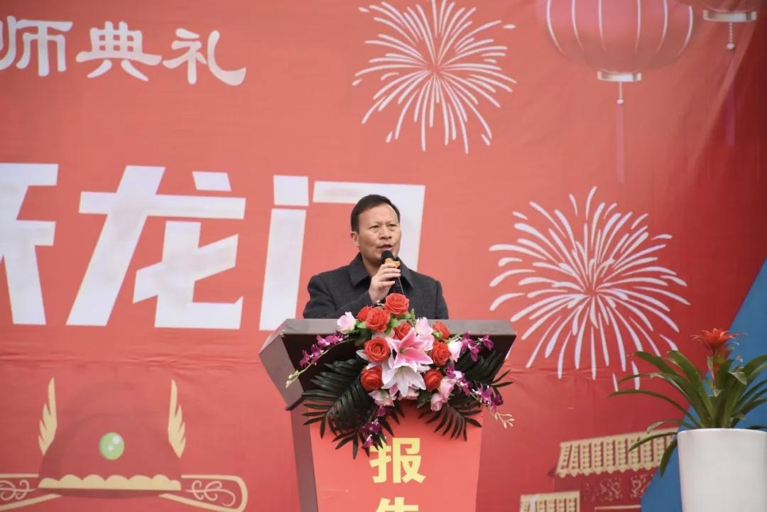 贵州省赫章县第二中学原校长沈臣文主动投案