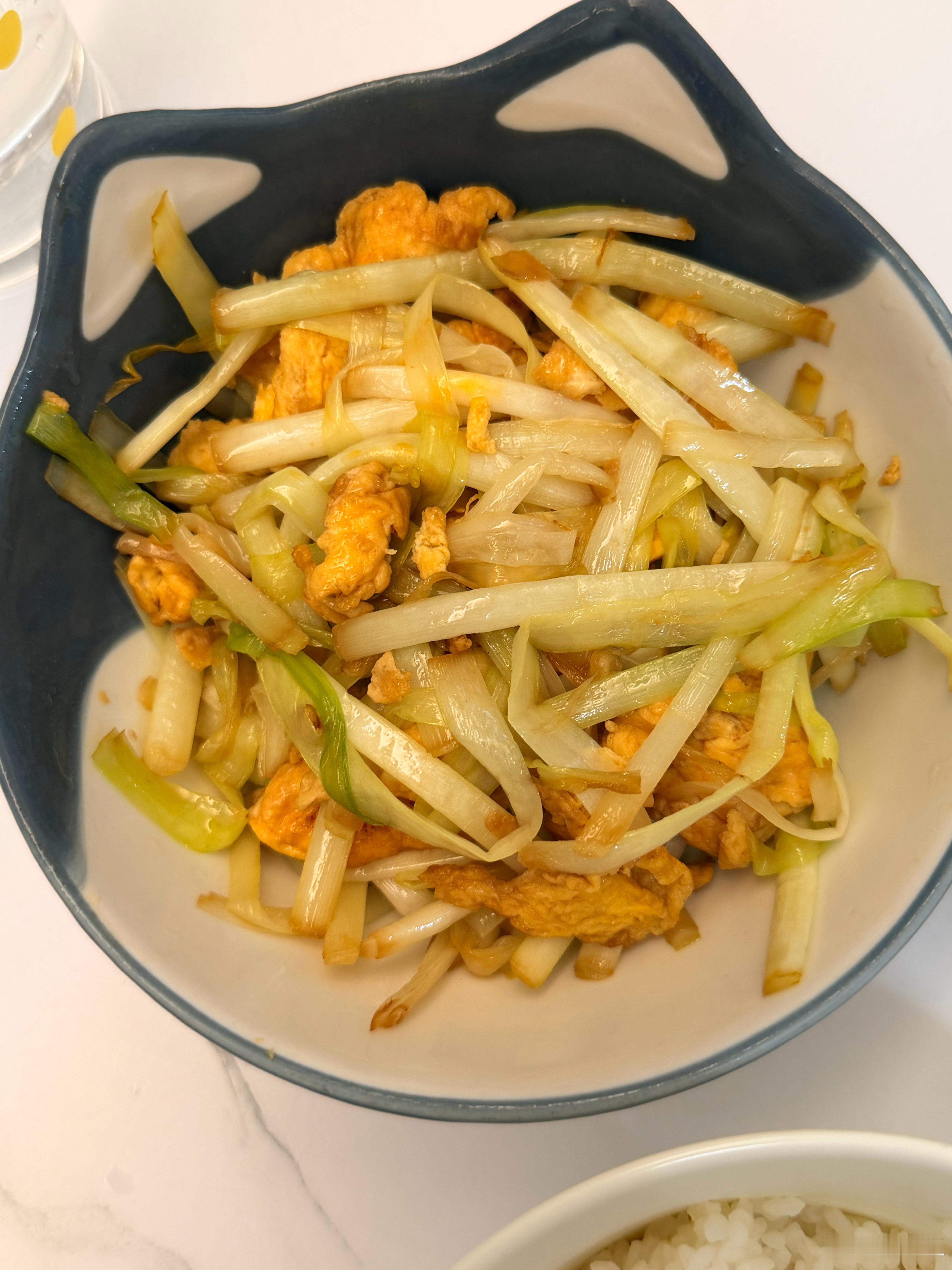 韭黄段炒鸡蛋！特别简单的一道菜！把鸡蛋打散放一些盐，炒到半熟后盛出，再炒韭黄段，