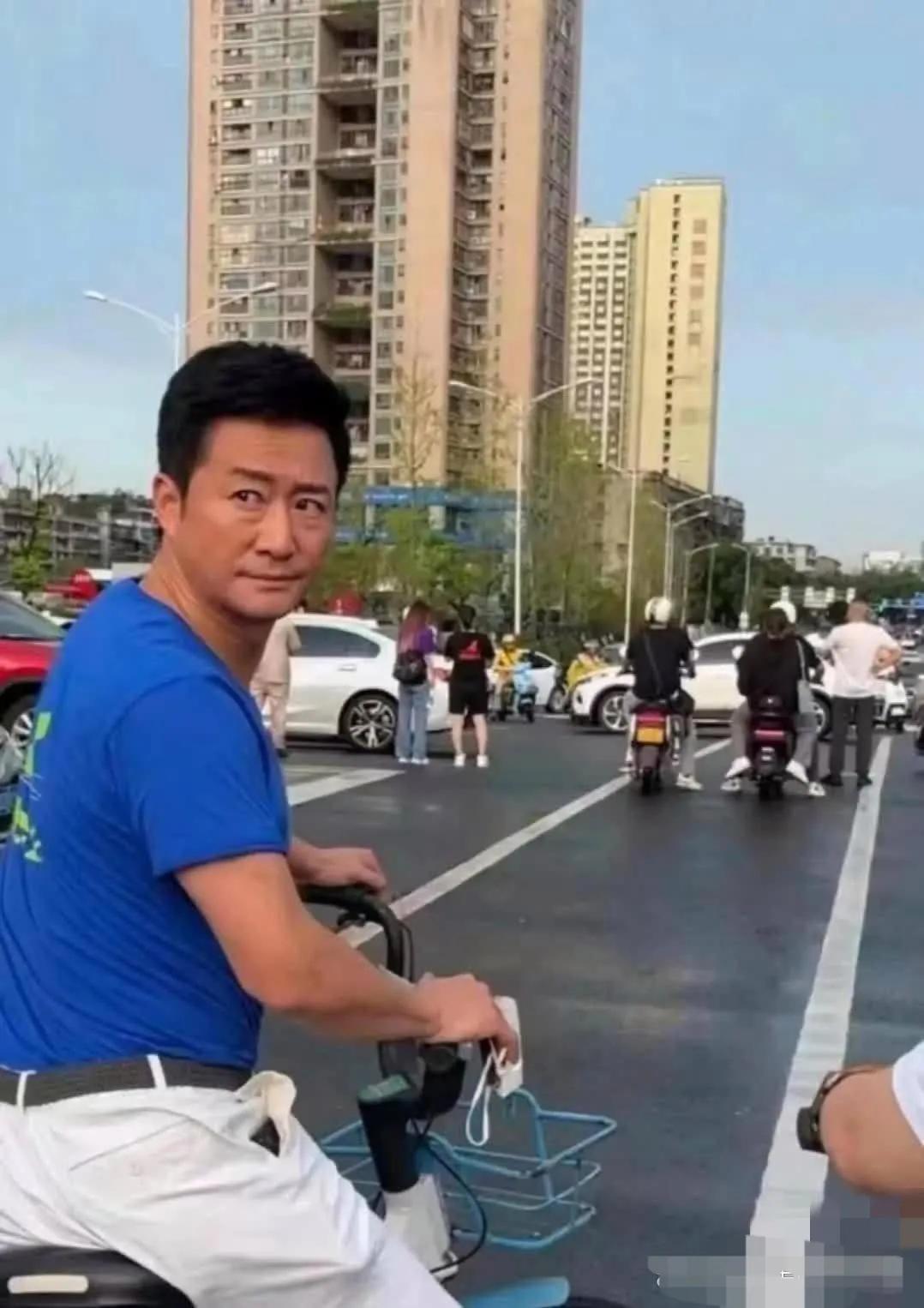 前段时间，吴京在街头被偶遇，不知道是不是在拍戏。估计大概率是在拍戏，图片二中看到