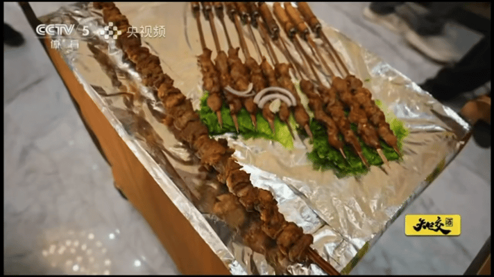 乌鲁木齐球迷看世界杯的标配新疆文化与世界杯完美融合乌鲁木齐把本土特色玩进世界杯节