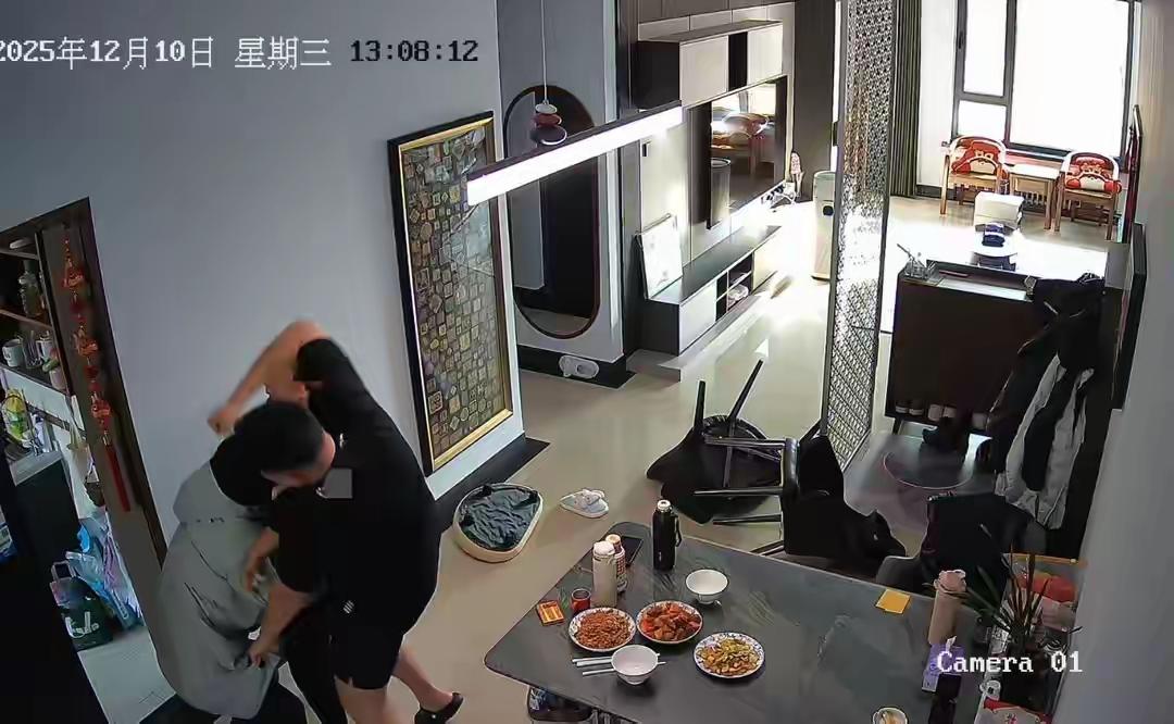女子产子55天后在家被丈夫殴打，监控拍下拖拽拳打持菜刀，警方已行政立案，妇联介入