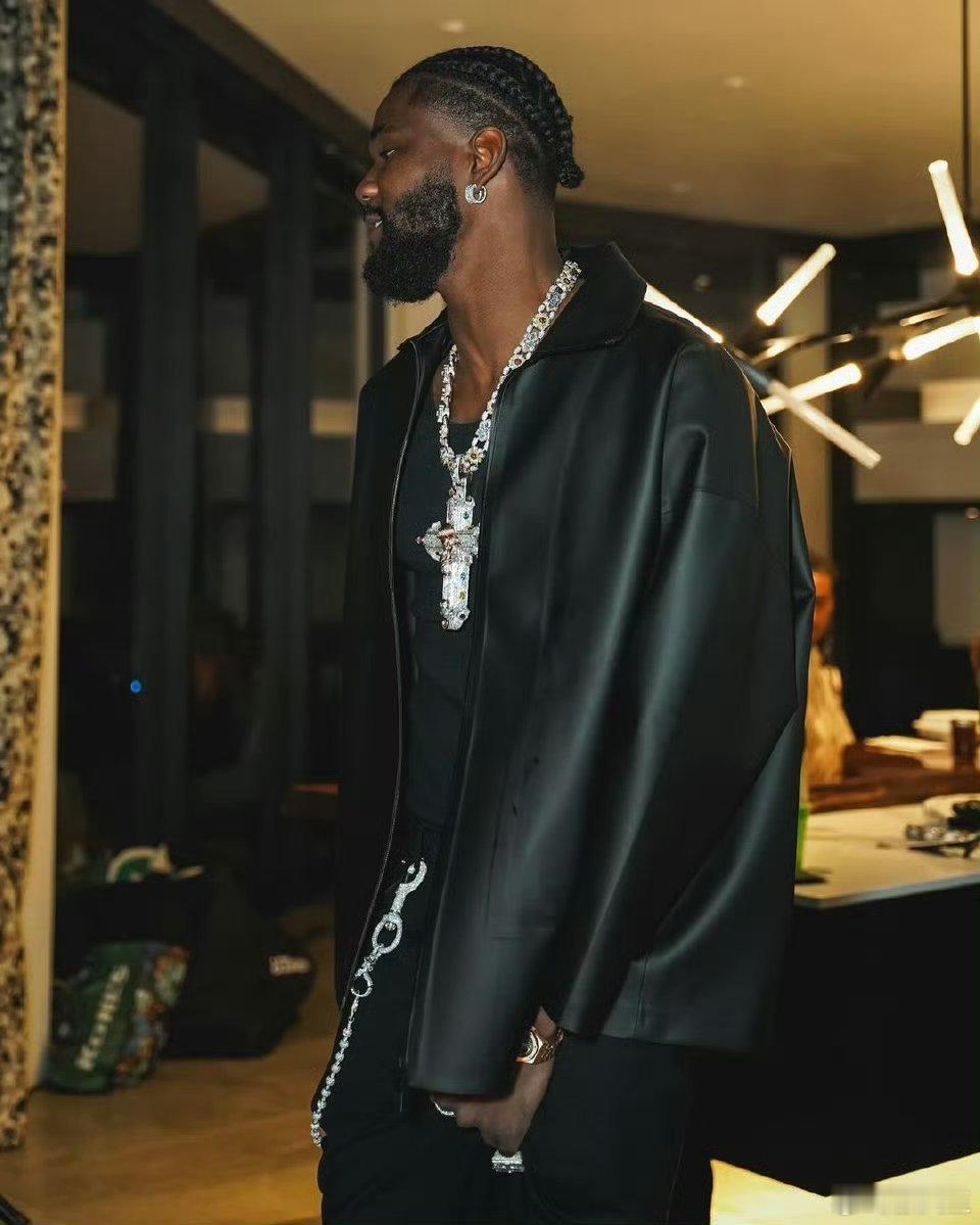 最近艾顿的问题，大概率是连续5个主场再加上假期，场外玩大了。没有球权的问题一直存