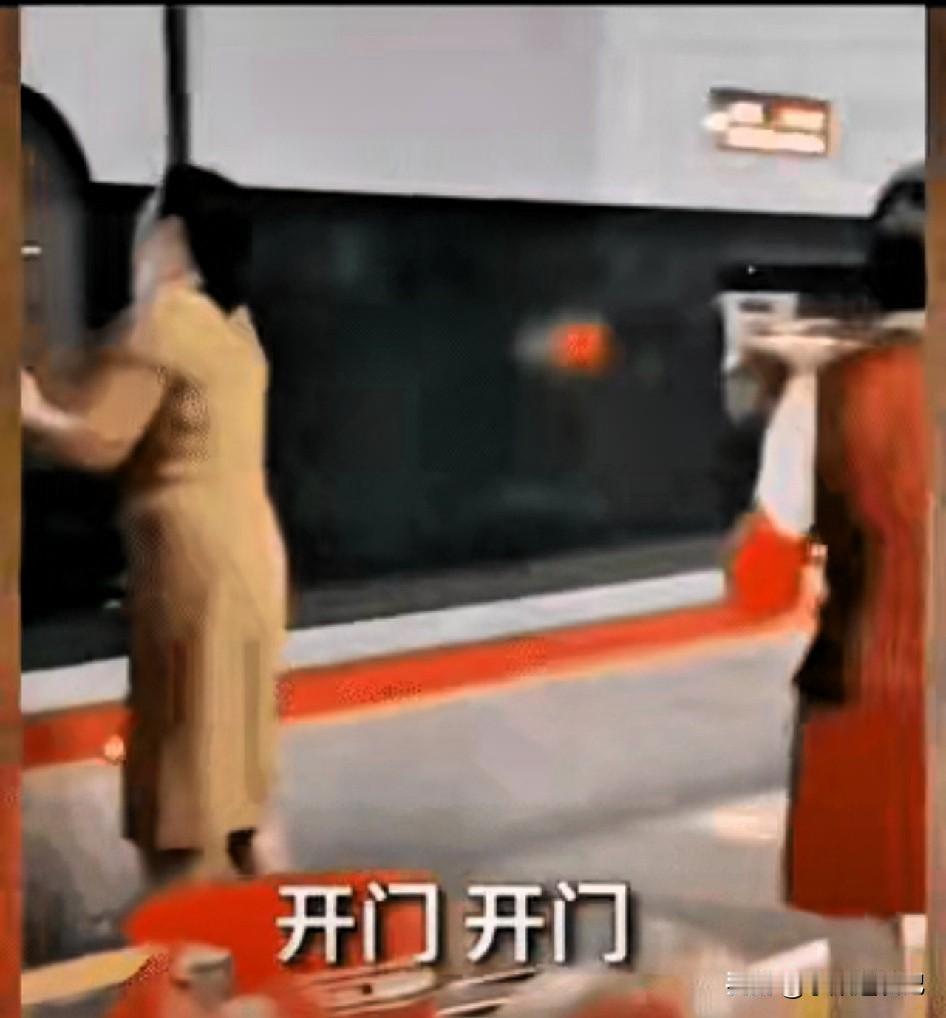 高铁关门倒计时，这位大姐的操作直接看呆全场！

站台上面列车马上就要关闭车门发车