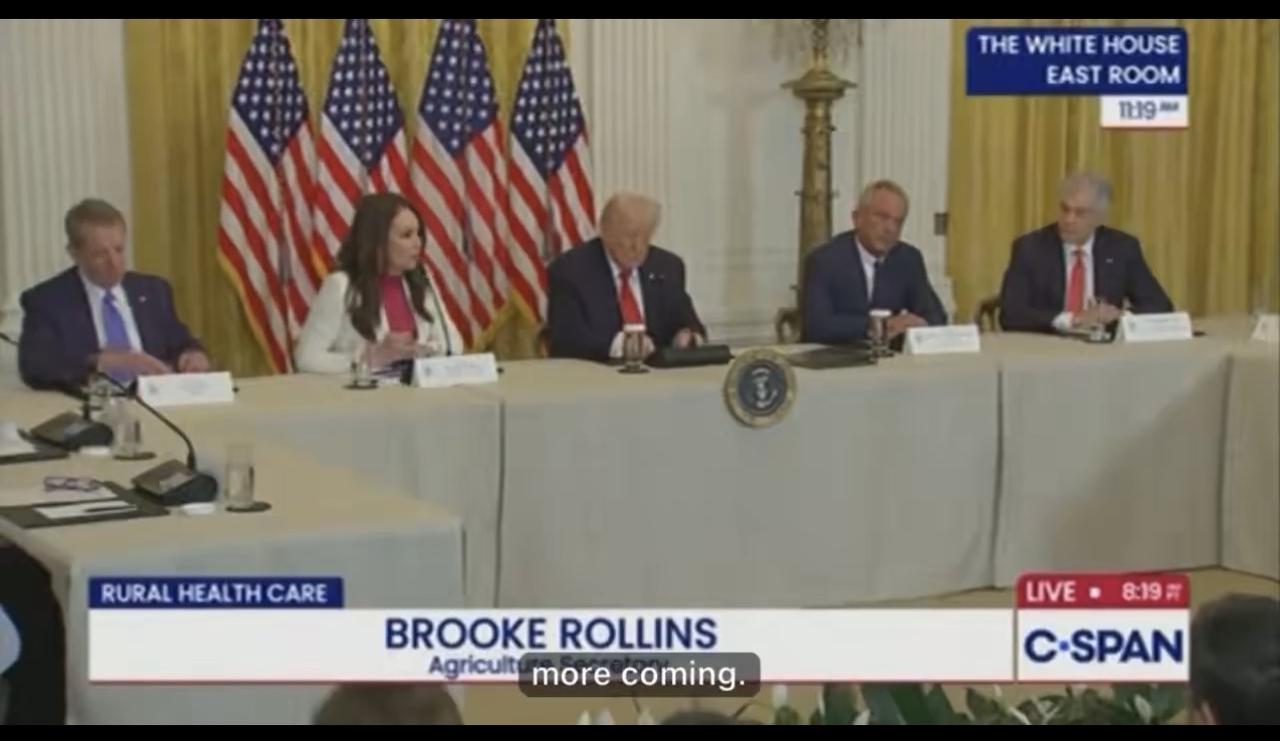 美国农业部长罗林斯对特朗普当面称赞说：“我认为你是和平总统。我认为你是安全总统。