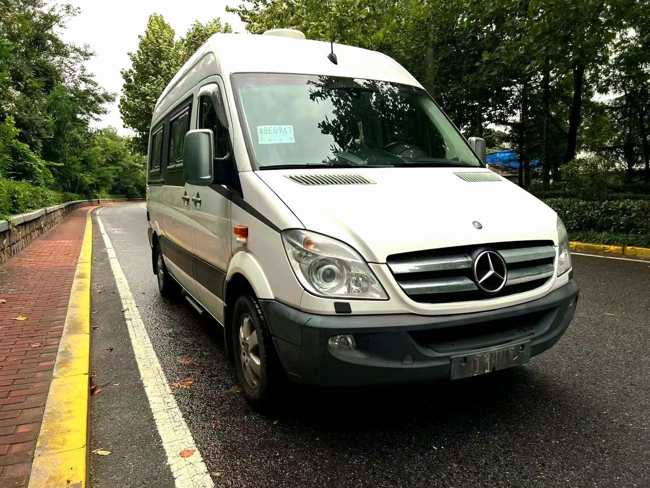 这台车很特别，这台车的底盘改成各种各样的车的都有。但是这台车还有一个特别的地方就