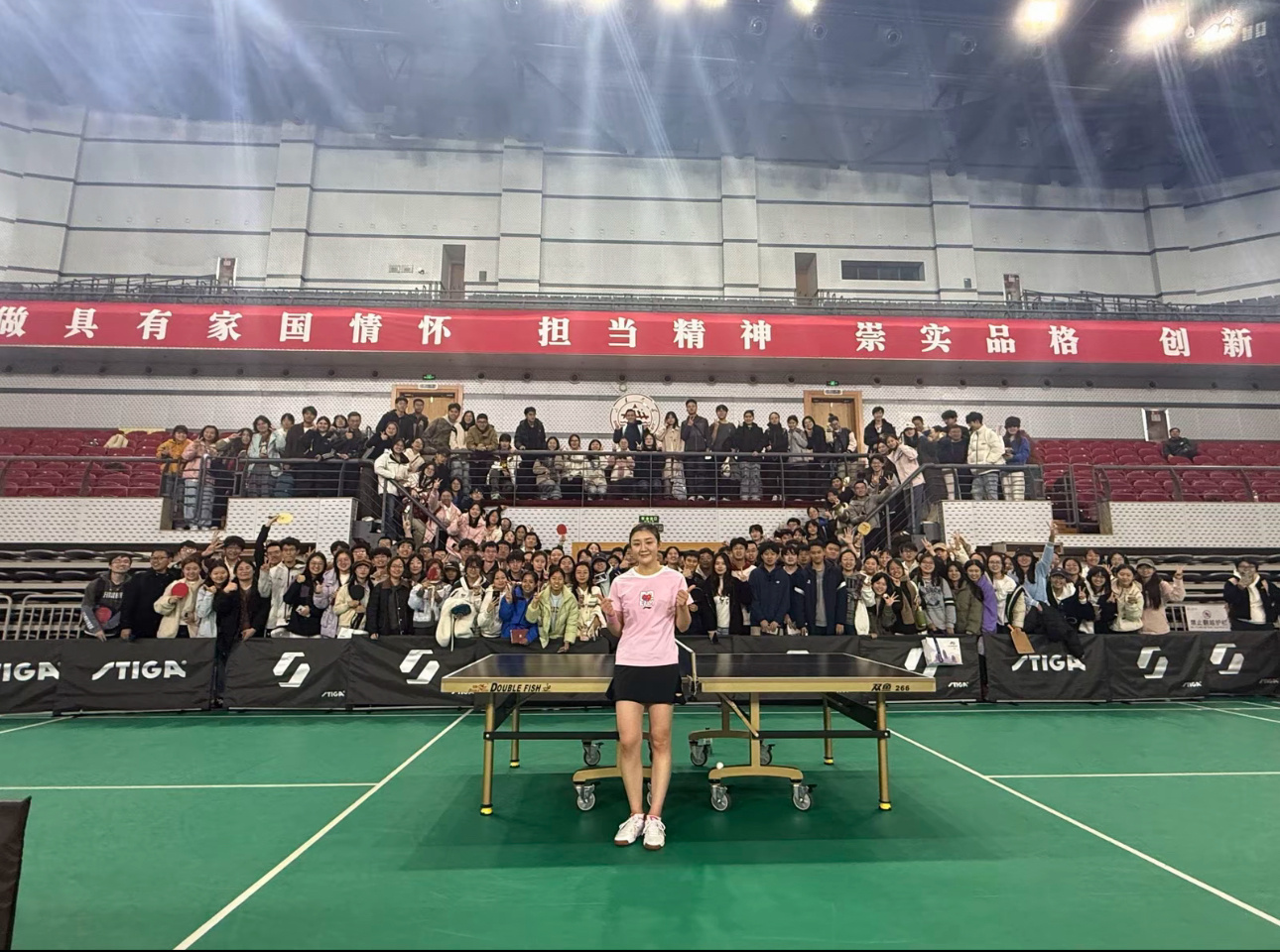 山大学生和卫冕奥运女子单打冠军陈梦大合照 [来抱抱] ​​​
