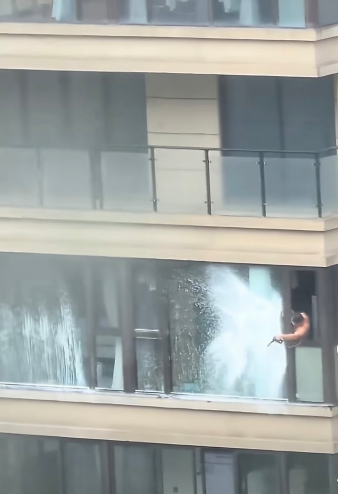 第一次见有人撸台风羊毛太会生活了，为了洗外面的玻璃，居然直接撒清洁剂让台风吹，是