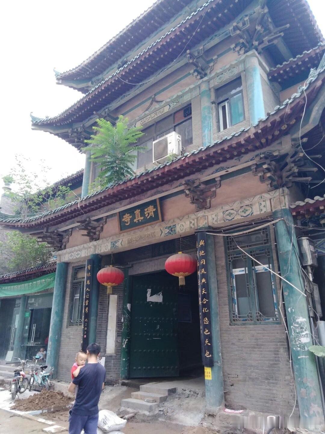 近期上海浦东清真寺从阿拉伯风格的绿色穹顶与宣礼塔，改建为中式几何纹样的建筑，成了