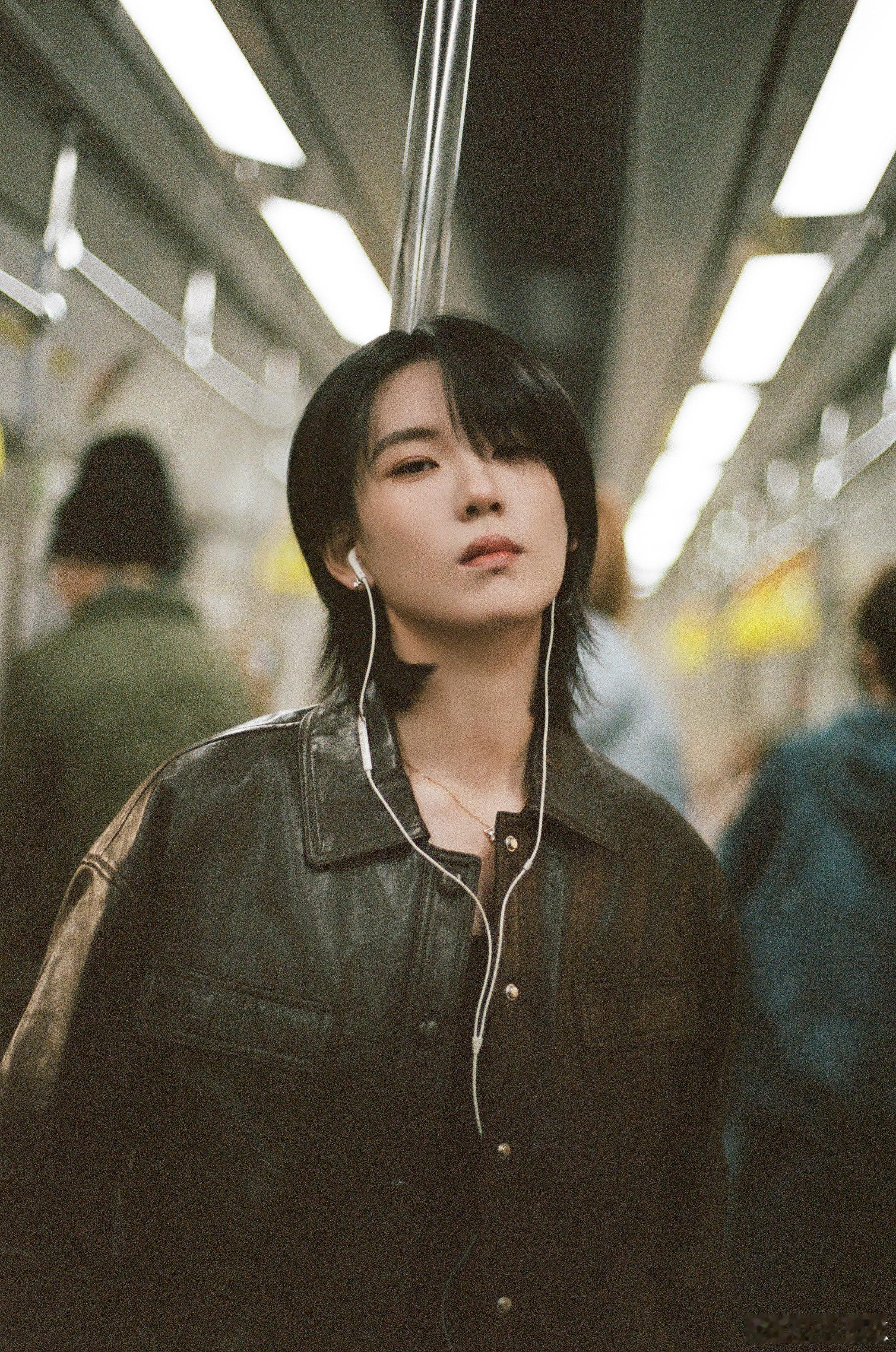 陆柯燃地铁随拍 陆柯燃地铁随拍来啦~棕色皮衣造型复古时尚，秋日氛围感拉满，祝柯燃