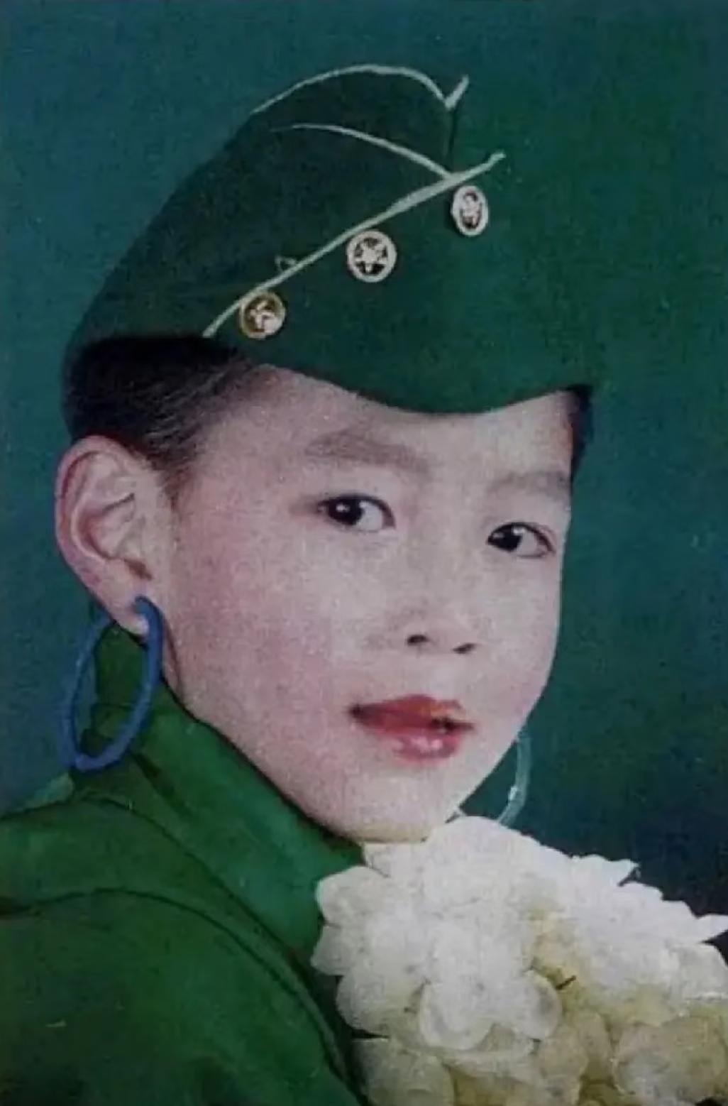 大头：莎莎知道这是谁么？
莎莎：这是一个人吗?怎么穿女生装还怪好看
大头：是一个