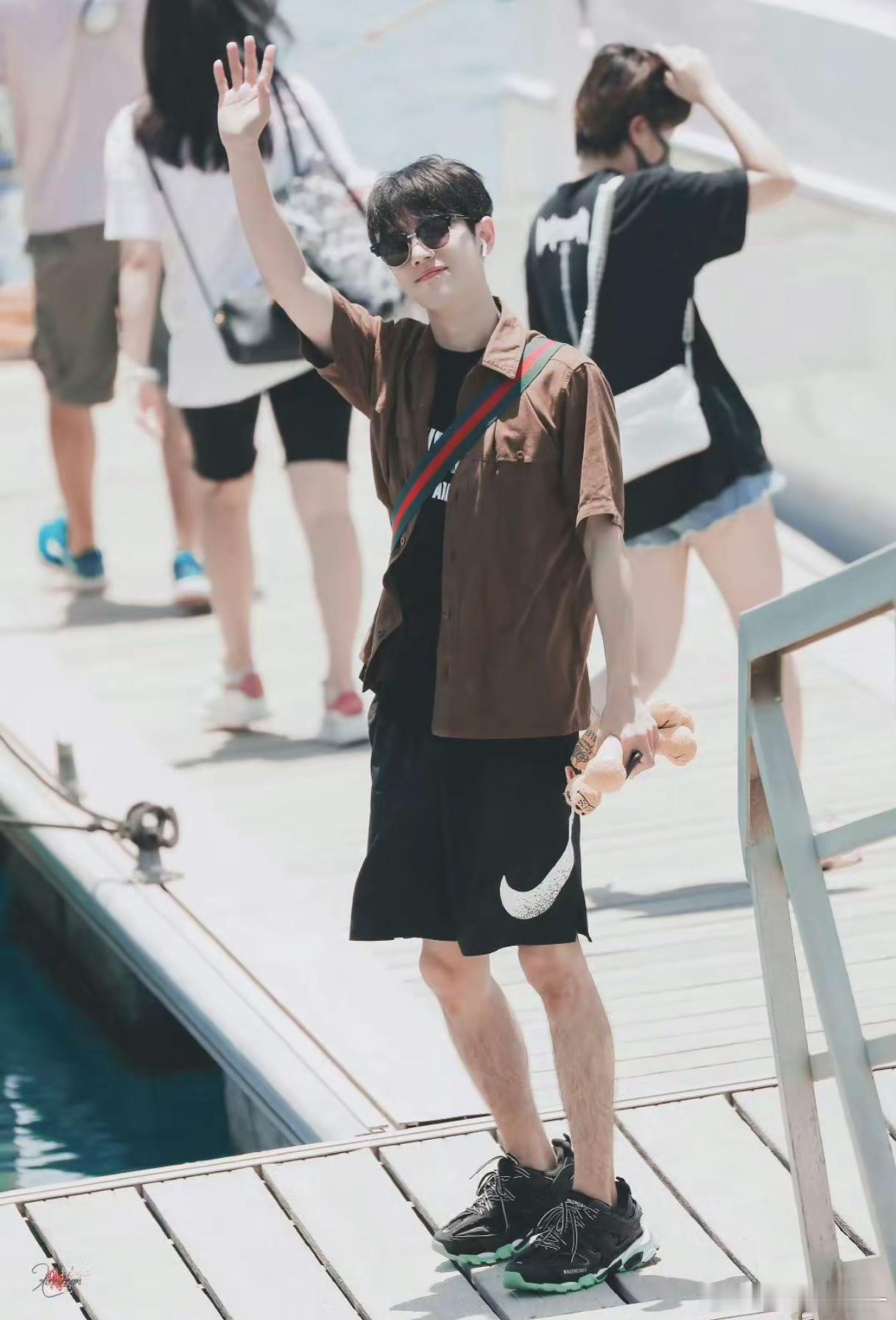 肖战2019年背着古驰包和粉丝打招呼 而现在已经是古驰全球代言人了