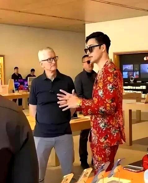 最近吃瓜群众又被一位网红惊掉下巴，刷到个操着东北大碴子味普通话、穿着碎花棉袄拍段